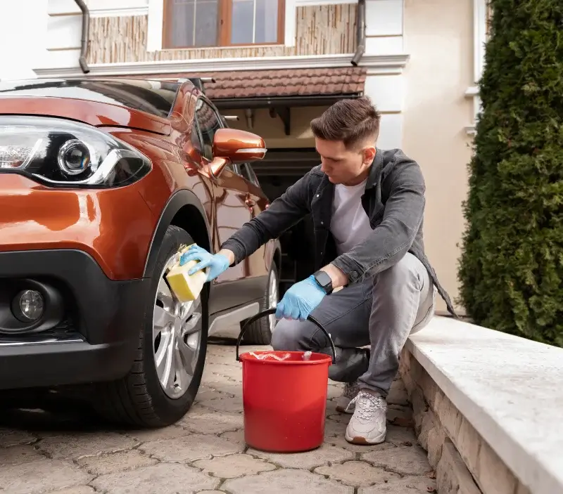 Lavage auto à domicile Bretagne : professionnel intervenant sur un véhicule